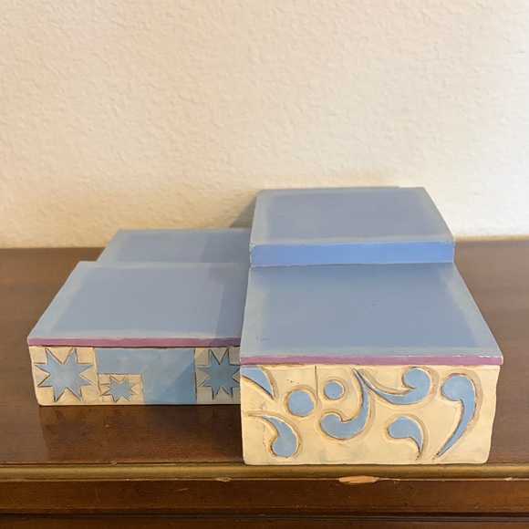 Jim Shore Heartwood Creek Blue and White Stepped Display Base 4011172 - Picture 9 of 12